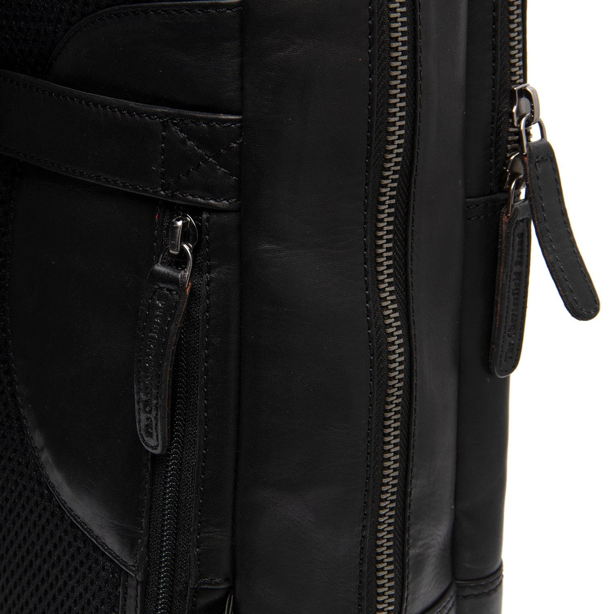 
Solid Antique Brass Hardware & Heavy-Duty Dual Zipper Detail on Nicola Læderrygsæk til bærbar