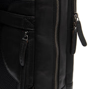 
Solid Antique Brass Hardware & Heavy-Duty Dual Zipper Detail on Nicola Læderrygsæk til bærbar