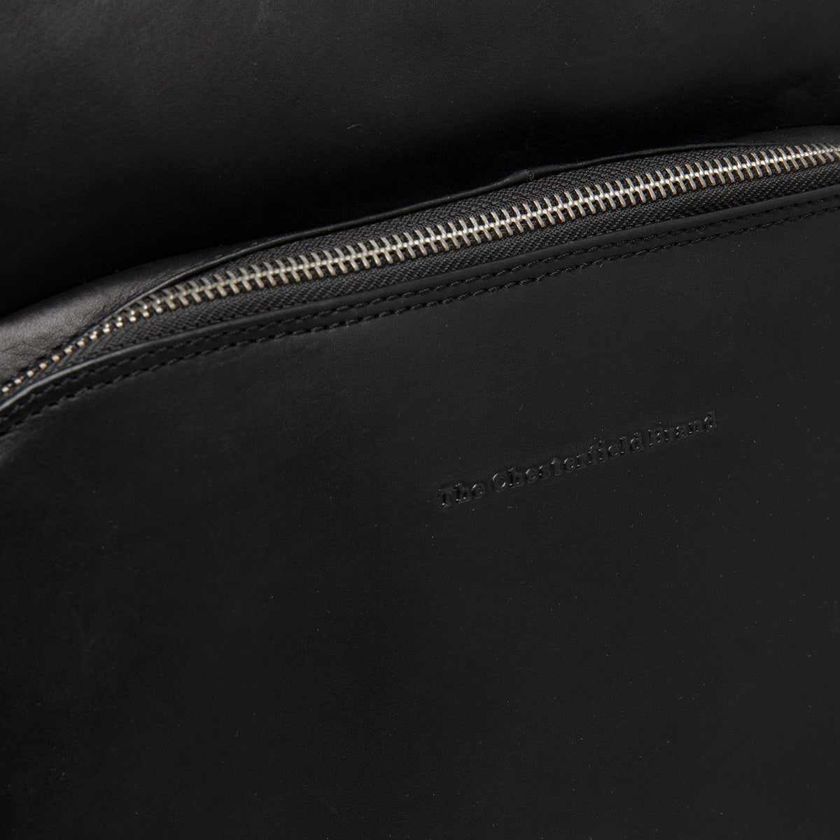 
Indvendig visning Showing Dedicated Padded Laptop Sleeve & Multi-Compartment Organization