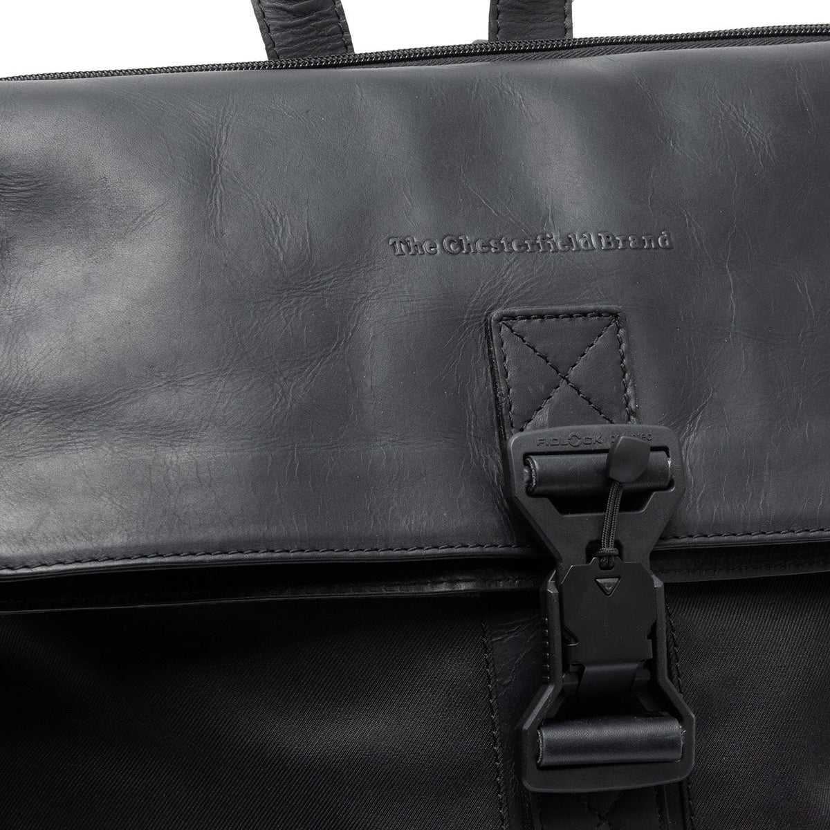 Solid Antique Brass Hardware &amp; Heavy-Duty Dual Zipper Detail on Trondheim Full-Grain Leather Laptop Backpack til Kvinder