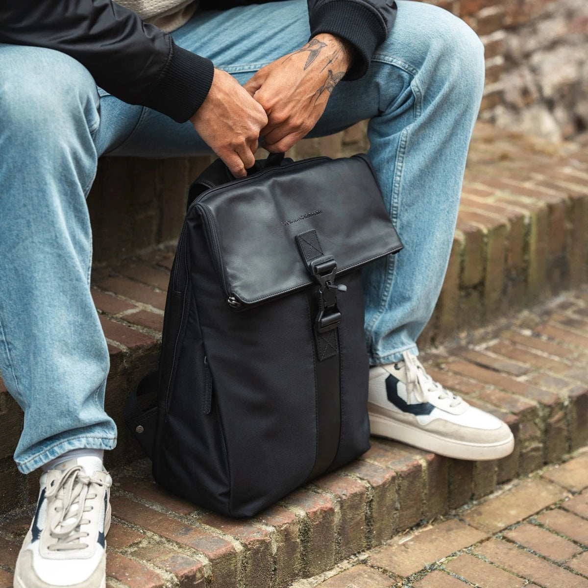 Trondheim Full-Grain Leather Laptop Backpack til Kvinder - Structured Side Profile Showing Gusset Depth &amp; Expansion Capacity