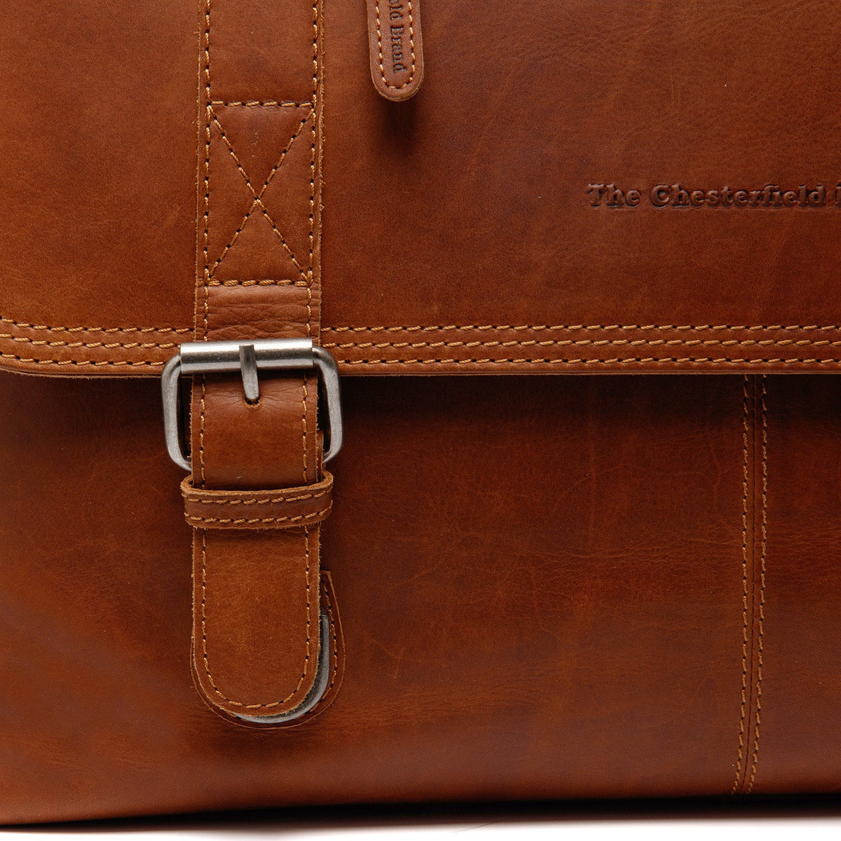 
Solid Antique Brass Hardware & Heavy-Duty Dual Zipper Detail on Imperia Computertaske i læder