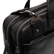 Solid Antique Brass Hardware &amp; Heavy-Duty Dual Zipper Detail on Iseo Full-Grain Leather Laptop Bag til Mænd