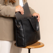 Manly Full-Grain Leather Laptop Bag til Kvinder - Structured Side Profile Showing Gusset Depth &amp; Expansion Capacity