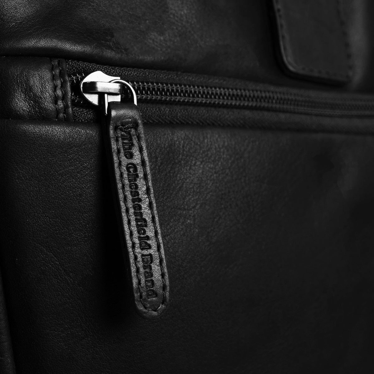 Indvendig visning Showing Dedicated Padded Laptop Sleeve & Multi-Compartment Organization