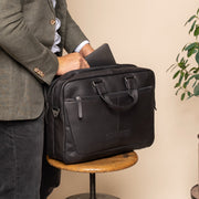 Seth Full-Grain Leather Laptop Bag til Mænd - Structured Side Profile Showing Gusset Depth &amp; Expansion Capacity