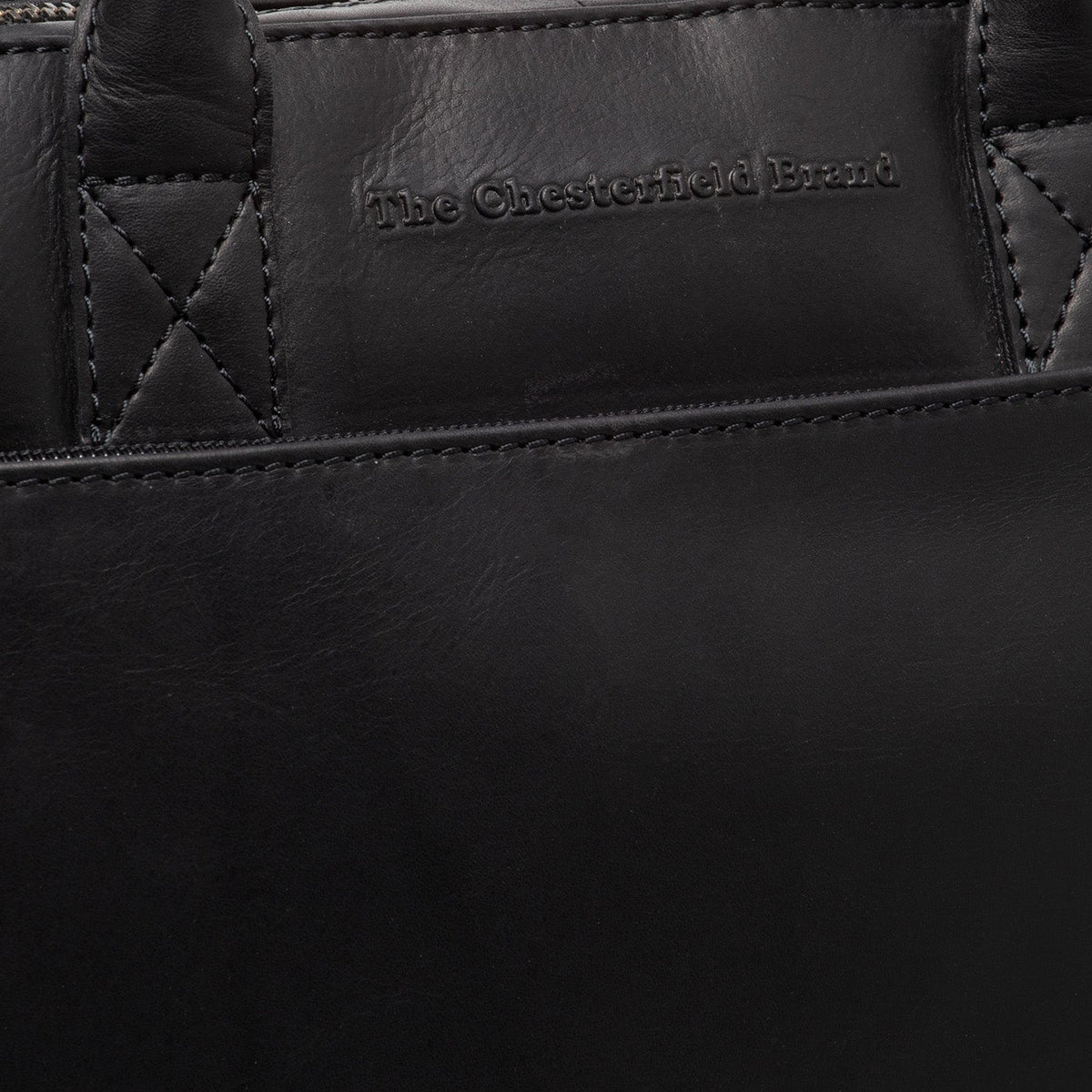 
Solid Antique Brass Hardware & Heavy-Duty Dual Zipper Detail on Tilbury Computertaske i læder