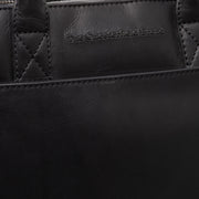 
Solid Antique Brass Hardware & Heavy-Duty Dual Zipper Detail on Tilbury Computertaske i læder