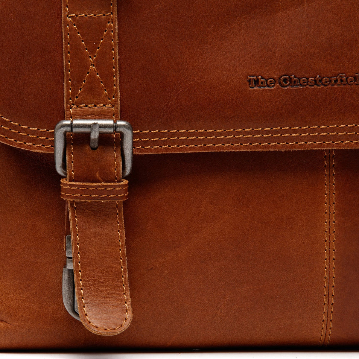 Solid Antique Brass Hardware &amp; Heavy-Duty Dual Zipper Detail on Veneto Full-Grain Leather Laptop Bag til Kvinder