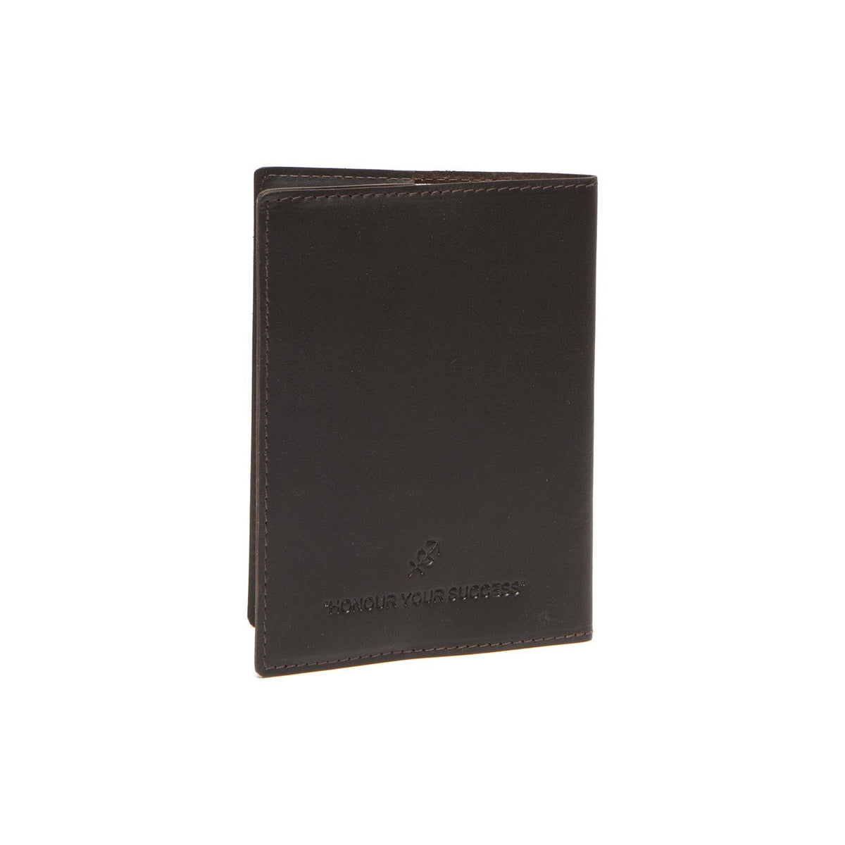 Styled Fit Perspective of Leather Passport Case til Kvinder on Model - Natural Daylight Drape