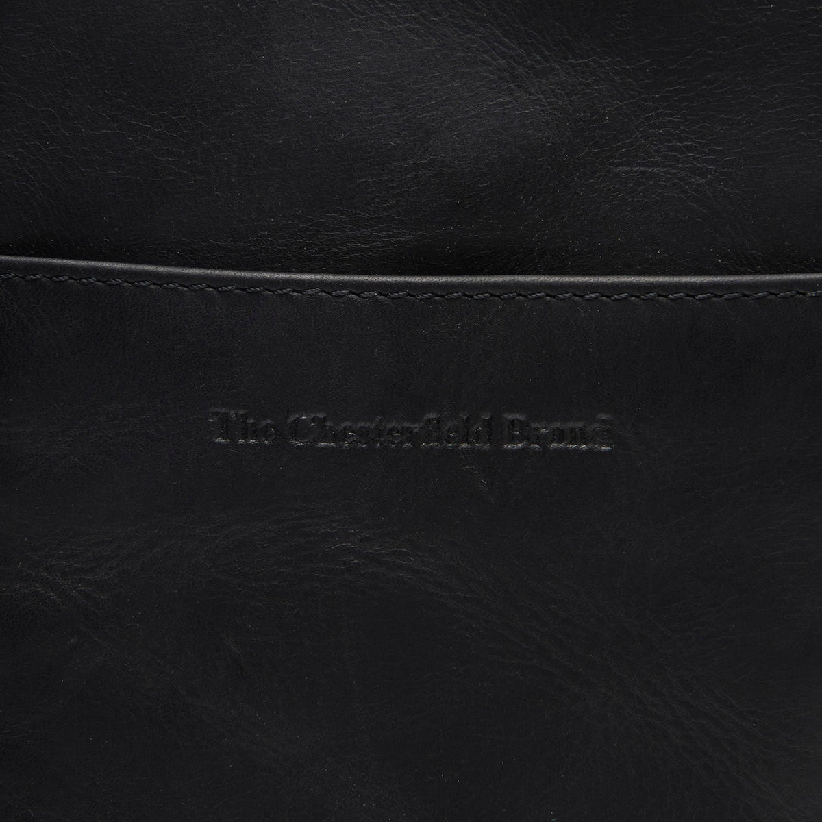 
Nærbillede of Classic Collar & Heavy-Duty Zipper Hardware on Alesund Kernelæder Phone Bag