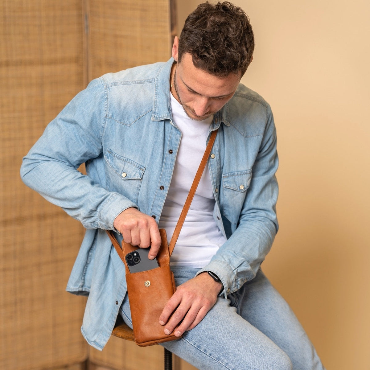Langley Full-Grain Leather Phone Bag til Kvinder – alternate product view 3