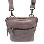Close-Up Detail of Classic Collar &amp; Heavy-Duty Zipper Hardware on Salta Full-Grain Leather Phone Bag til Kvinder