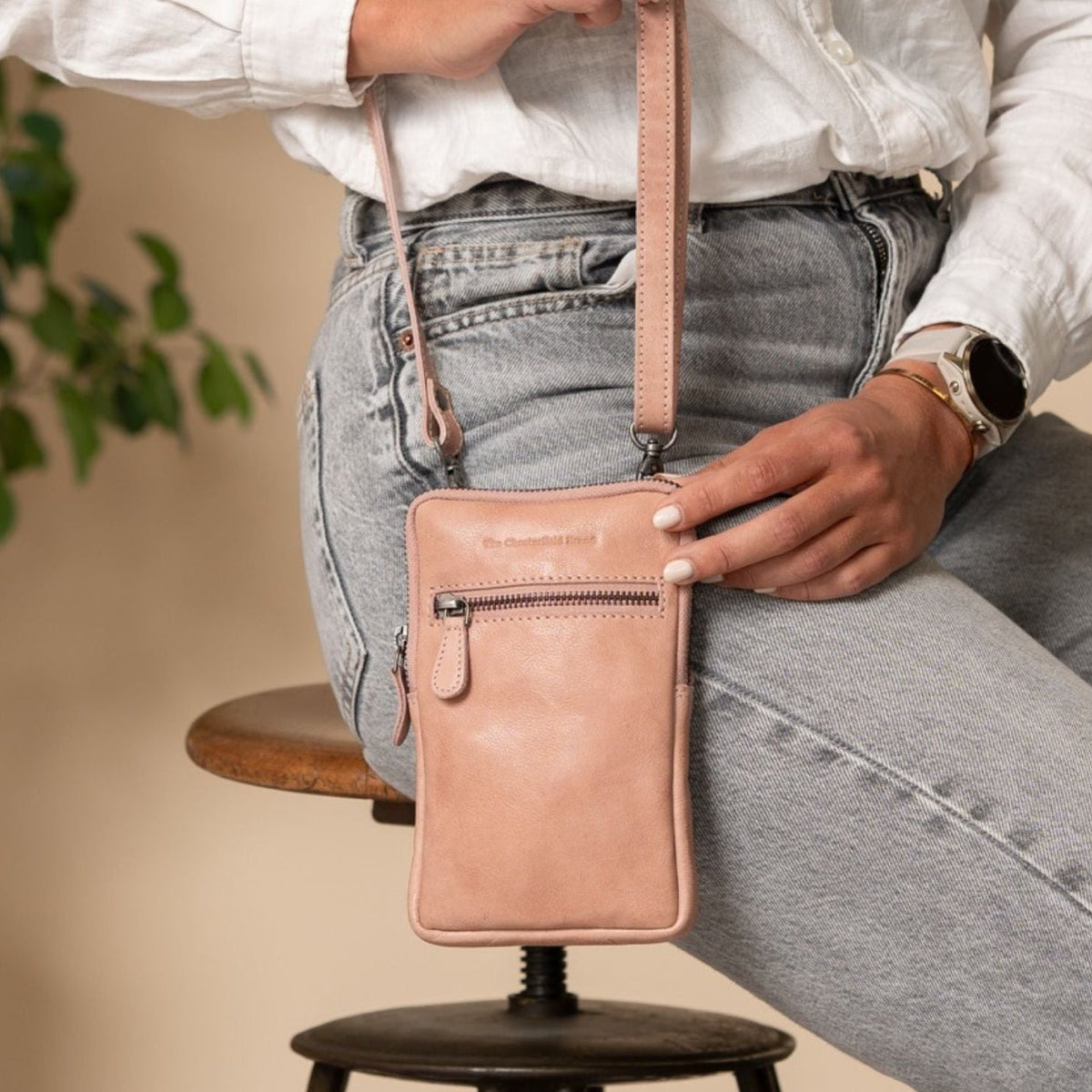 Salta Full-Grain Leather Phone Bag til Kvinder – alternate product view 2