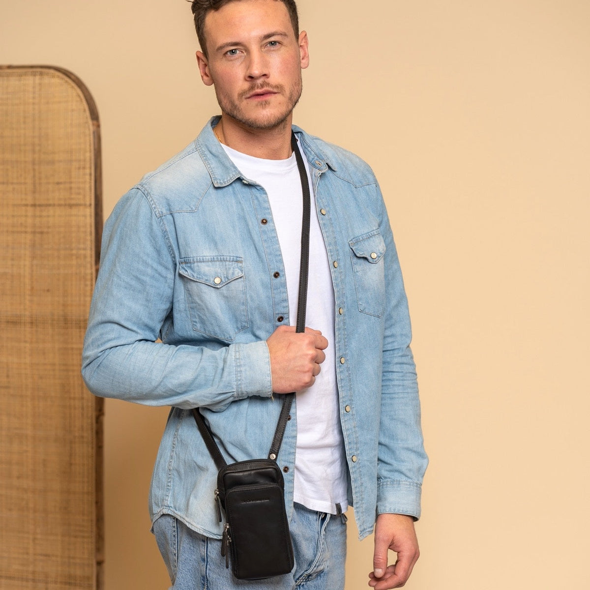 Valdes Full-Grain Leather Phone Bag - Sideprofil med ergonomisk ærmesnit