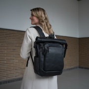 Remo Full-Grain Leather Roll-top Backpack til Kvinder - Structured Side Profile Showing Gusset Depth &amp; Expansion Capacity
