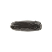 
Solid Antique Brass Hardware & Heavy-Duty Dual Zipper Detail on Alexandria Skuldertaske i læder