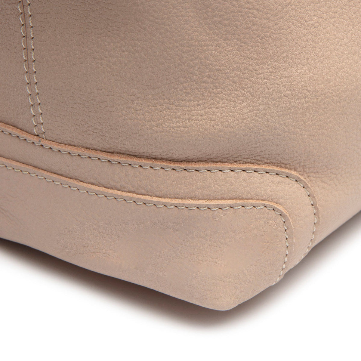 Solid Antique Brass Hardware &amp; Heavy-Duty Dual Zipper Detail on Astero Full-Grain Leather Shoulder Bag til Kvinder