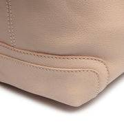 Solid Antique Brass Hardware &amp; Heavy-Duty Dual Zipper Detail on Astero Full-Grain Leather Shoulder Bag til Kvinder
