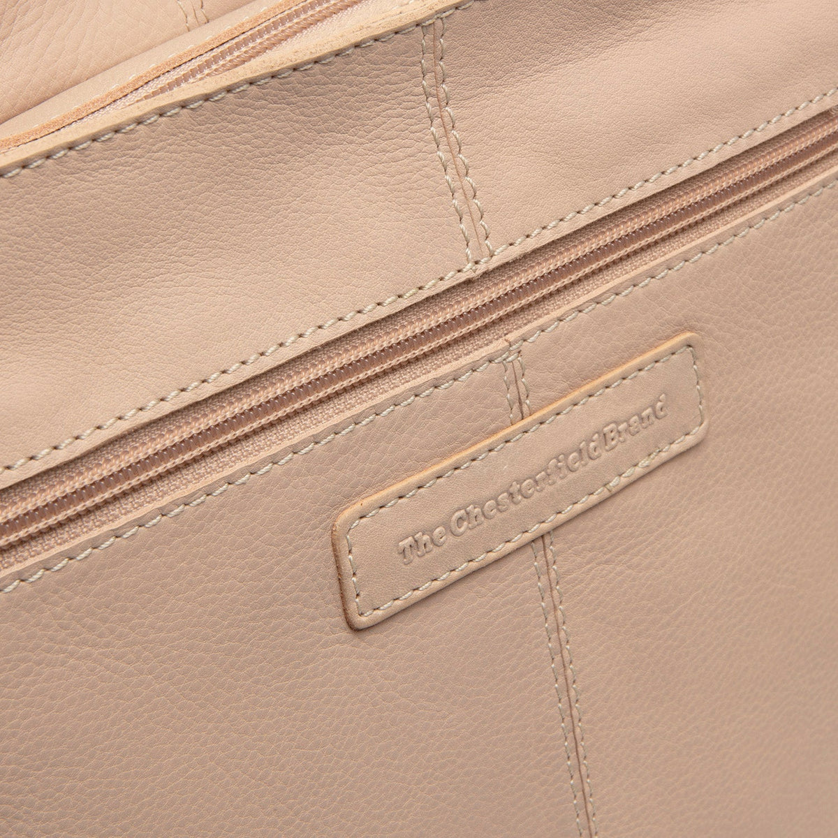 Astero Full-Grain Leather Shoulder Bag til Kvinder - Structured Side Profile Showing Gusset Depth &amp; Expansion Capacity