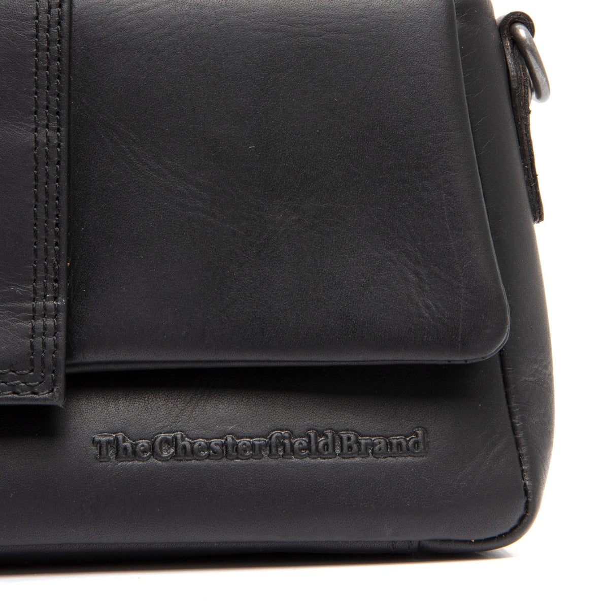 
Solid Antique Brass Hardware & Heavy-Duty Dual Zipper Detail on Clifden Skuldertaske i læder