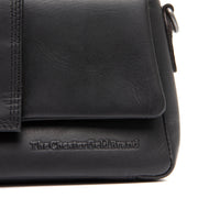 
Solid Antique Brass Hardware & Heavy-Duty Dual Zipper Detail on Clifden Skuldertaske i læder