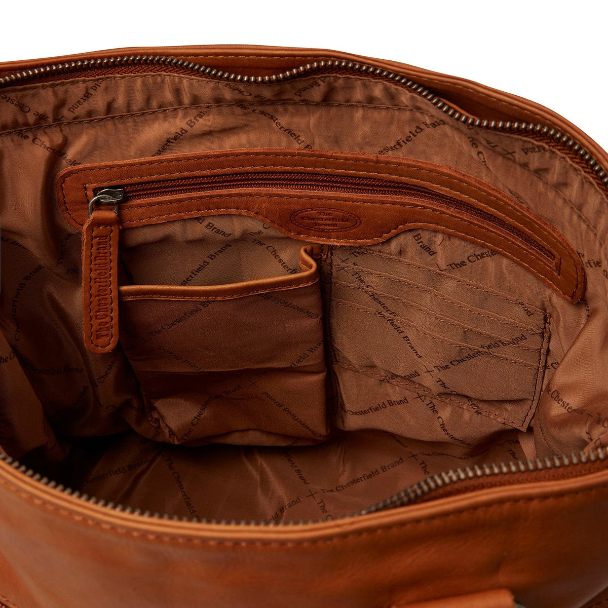 Solid Antique Brass Hardware &amp; Heavy-Duty Dual Zipper Detail on Rome Full-Grain Leather Shoulder Bag til Kvinder