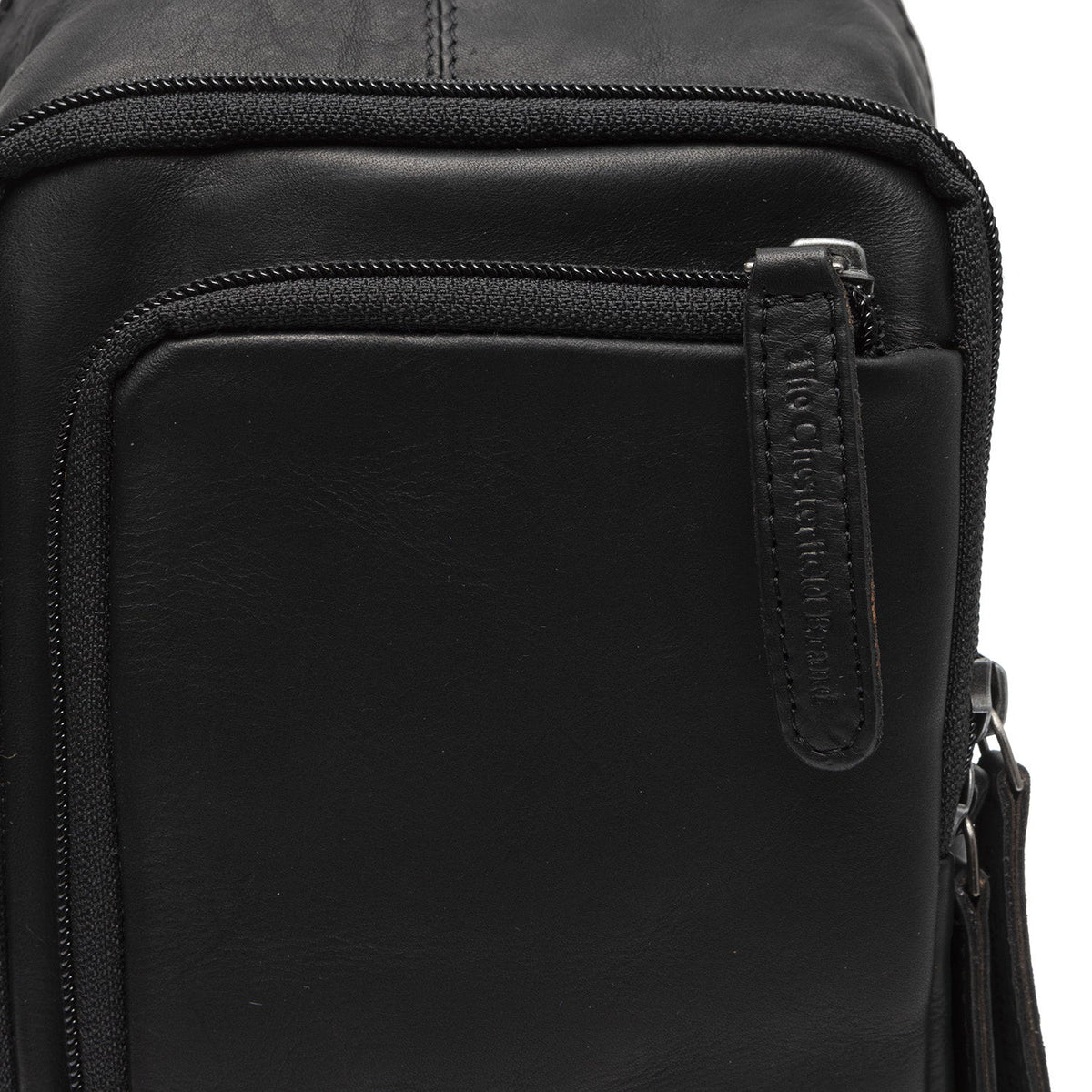 Solid Antique Brass Hardware &amp; Heavy-Duty Dual Zipper Detail on Leather Sling Bag Riga til Kvinder