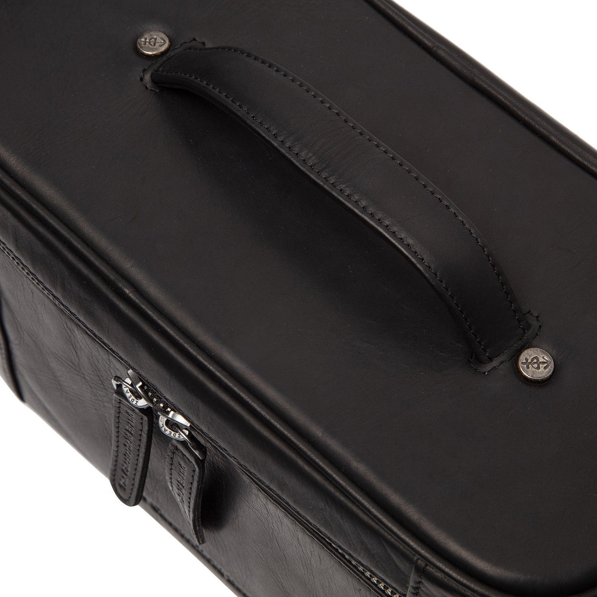Close-Up Detail of Classic Collar & Heavy-Duty Zipper Hardware on Limone Full-Grain Leather Toiletry Bag
