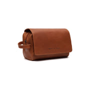 Styled Fit Perspective of Rosario Full-Grain Leather Toiletry Bag til Kvinder on Model - Natural Daylight Drape