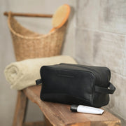 Stacey Full-Grain Leather Toiletry Bag til Kvinder - Lateral Side Profile View Showing Sleeve Cut &amp; Athletic Taper Fit