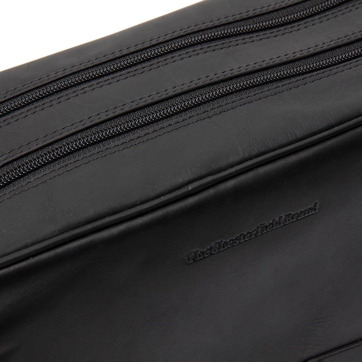 Close-Up Detail of Classic Collar &amp; Heavy-Duty Zipper Hardware on Stefan Full-Grain Leather Toiletry Bag til Kvinder