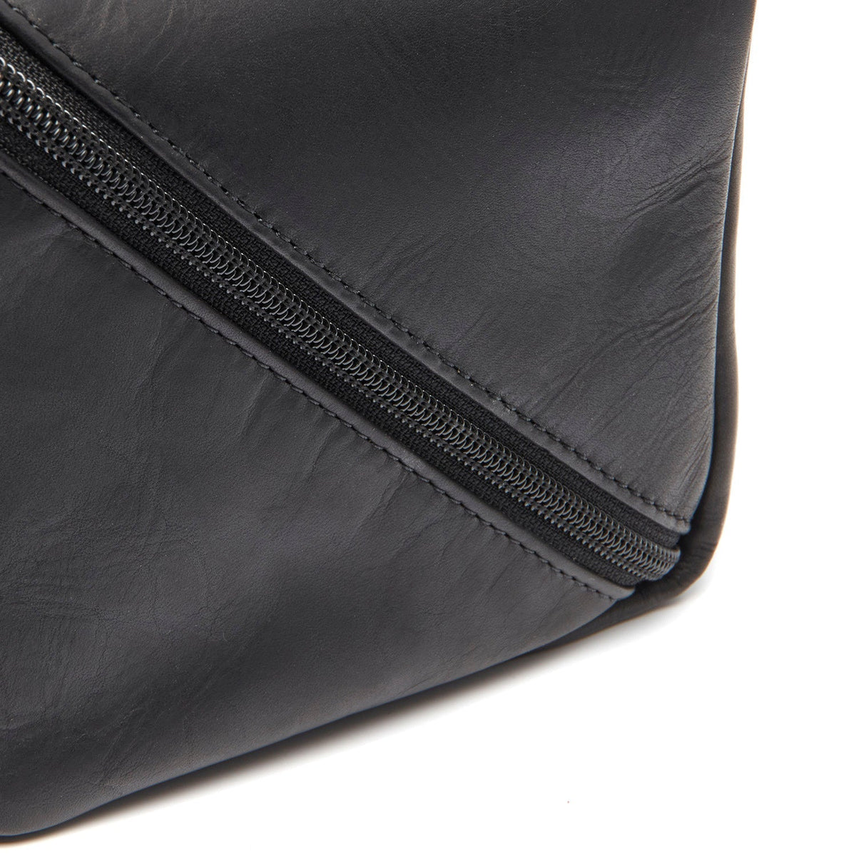Close-Up Detail of Classic Collar &amp; Heavy-Duty Zipper Hardware on Trevia Full-Grain Leather Toiletry Bag til Kvinder