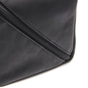 Close-Up Detail of Classic Collar &amp; Heavy-Duty Zipper Hardware on Trevia Full-Grain Leather Toiletry Bag til Kvinder