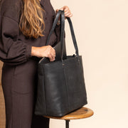 Ferrera Full-Grain Leather Tote Bag til Kvinder - Structured Side Profile Showing Gusset Depth &amp; Expansion Capacity