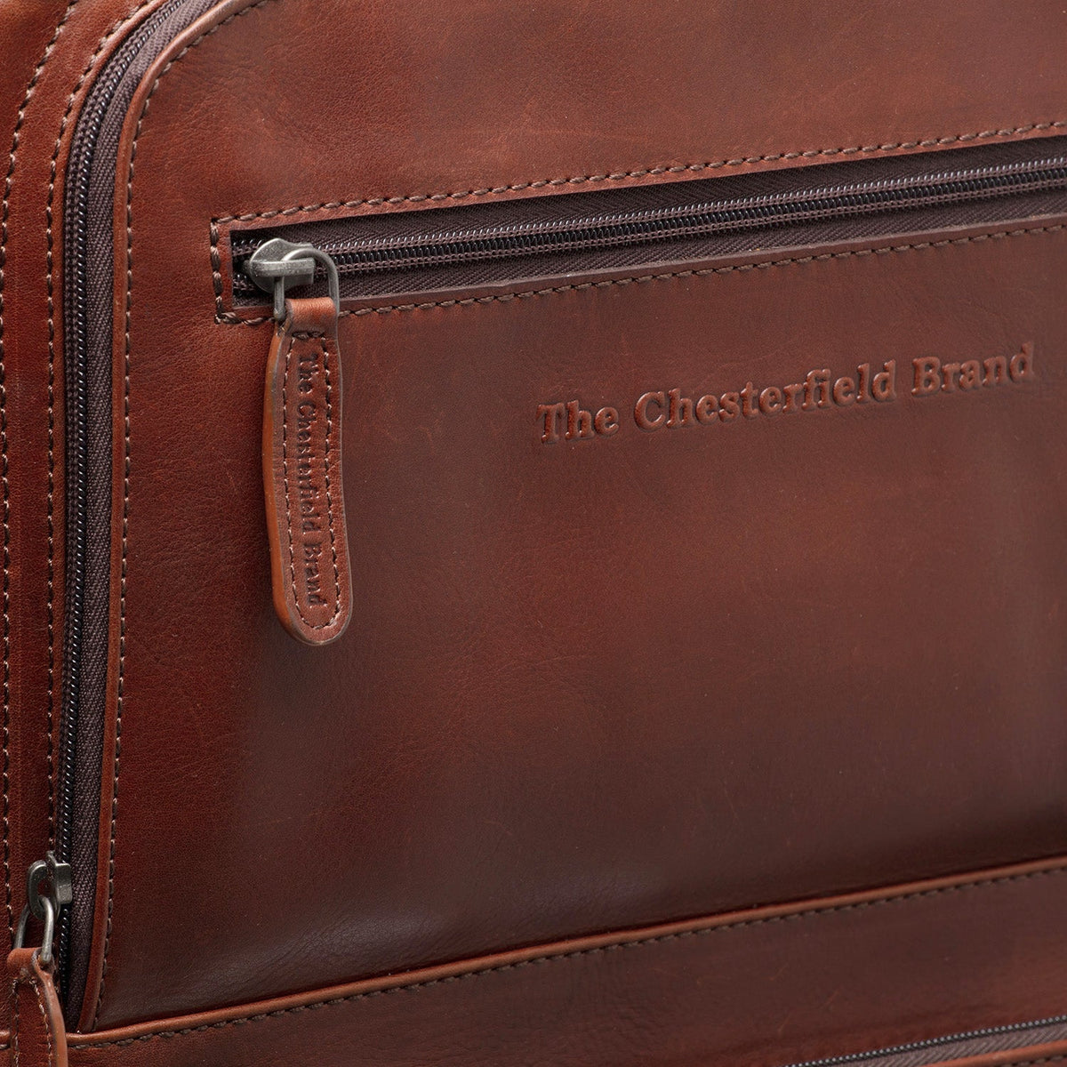 Close-Up Detail of Classic Collar &amp; Heavy-Duty Zipper Hardware on Leather Trolley San Marino til Kvinder
