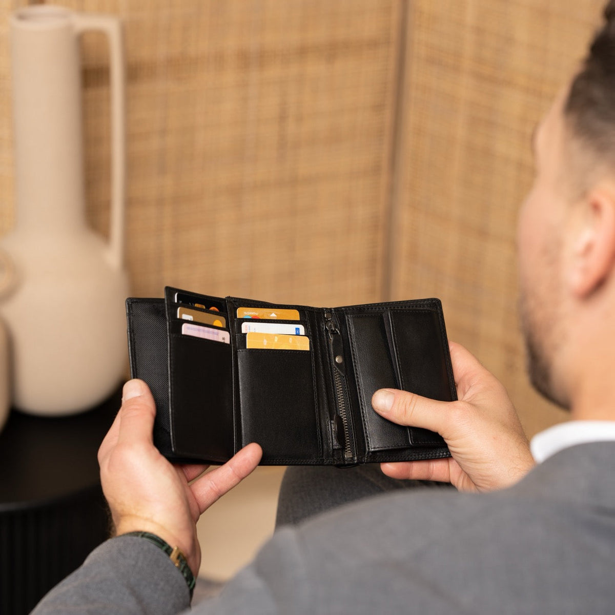 Leroy Full-Grain Leather Wallet til Mænd - Structured Side Profile Showing Gusset Depth &amp; Expansion Capacity