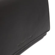 Solid Antique Brass Hardware &amp; Heavy-Duty Dual Zipper Detail on Mirthe Full-Grain Leather Wallet til Kvinder