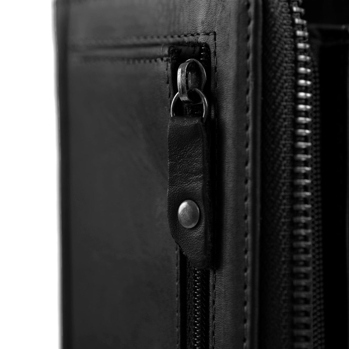 Solid Antique Brass Hardware &amp; Heavy-Duty Dual Zipper Detail on Nova Full-Grain Leather Wallet til Kvinder