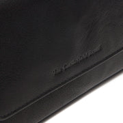 
Solid Antique Brass Hardware & Heavy-Duty Dual Zipper Detail on Rhodos Læderpung