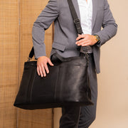 Mark Full-Grain Leather Weekender Bag til Kvinder - Structured Side Profile Showing Gusset Depth &amp; Expansion Capacity