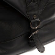 
Solid Antique Brass Hardware & Heavy-Duty Dual Zipper Detail on Portsmouth II Weekendtaske i læder