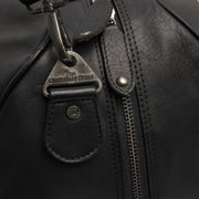 Solid Antique Brass Hardware &amp; Heavy-Duty Dual Zipper Detail on Rivaro Full-Grain Leather Weekender Bag til Kvinder