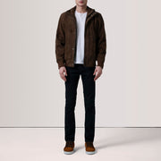 Styled Fit Perspective of Lester Brun Suede Læder Bomberjakke til Mænd For Men on Model - Natural Daylight Drape