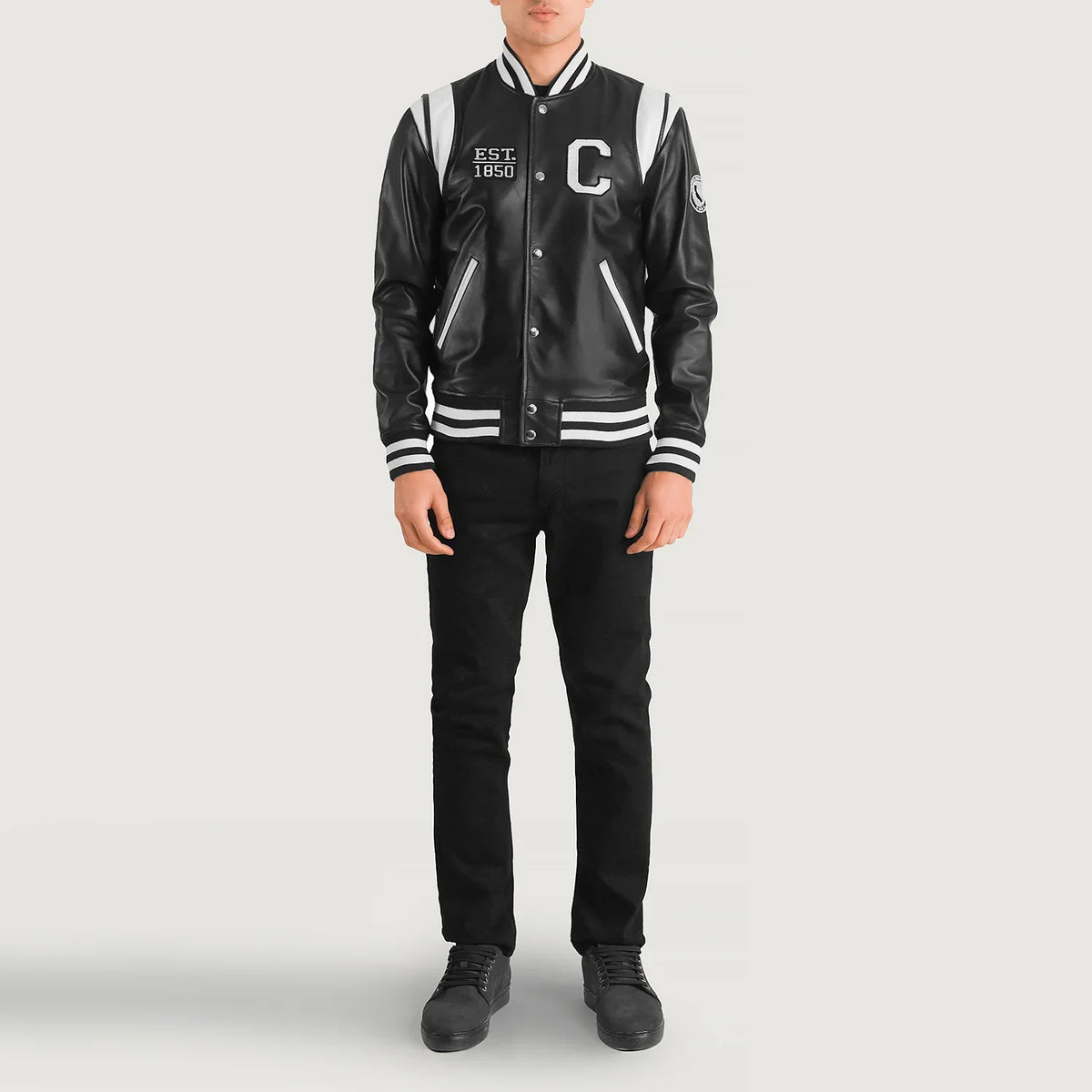 
Liberte California Sort Leather Varsity Læderjakke til Mænd - Sideprofil med ergonomisk ærmesnit