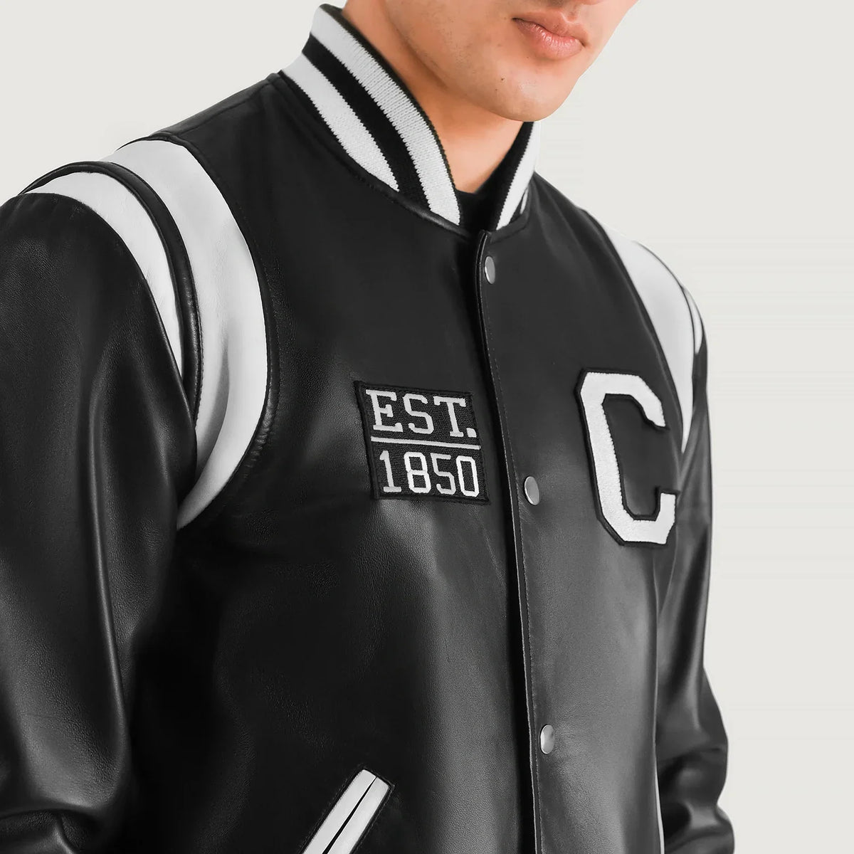 
Nærbillede of Varsity & Snap Button Hardware on Liberte California Sort Leather Varsity Læderjakke til Mænd