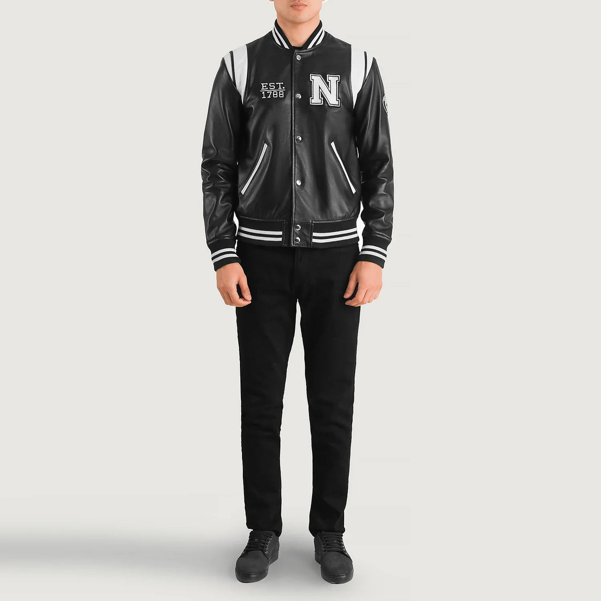 
Liberte New York Sort Leather Varsity Læderjakke til Mænd - Sideprofil med ergonomisk ærmesnit