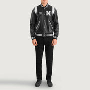 
Liberte New York Sort Leather Varsity Læderjakke til Mænd - Sideprofil med ergonomisk ærmesnit