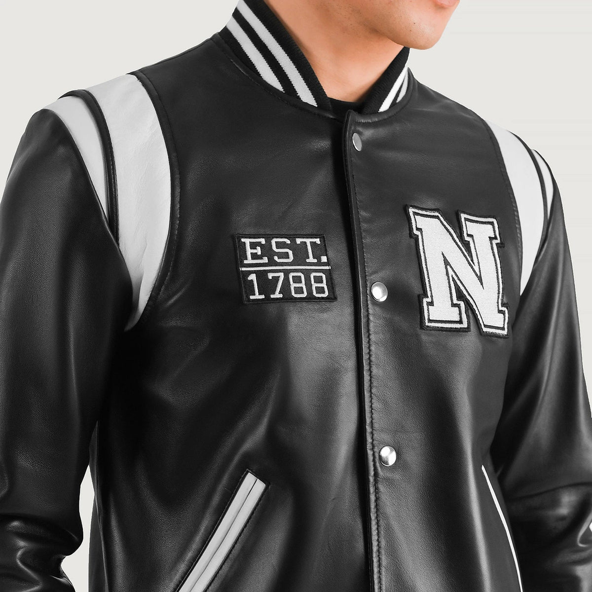
Nærbillede of Varsity & Snap Button Hardware on Liberte New York Sort Leather Varsity Læderjakke til Mænd