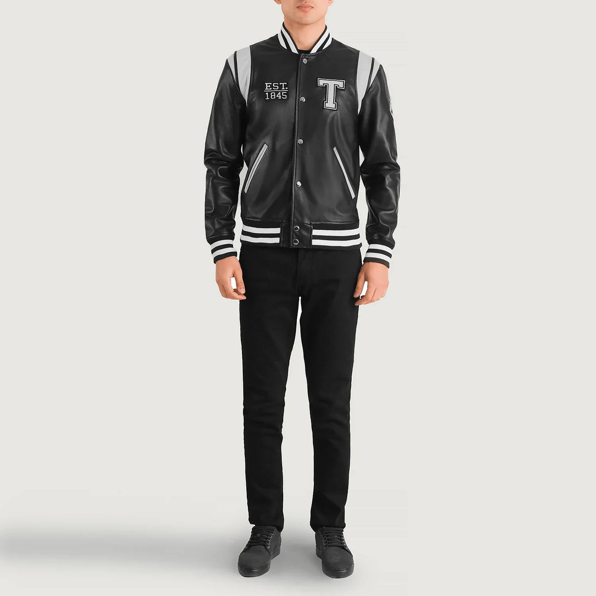 
Liberte Texas Sort Leather Varsity Læderjakke til Mænd - Sideprofil med ergonomisk ærmesnit